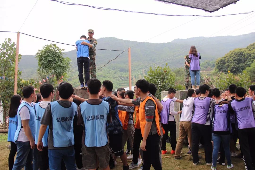 快快網(wǎng)絡(luò)團(tuán)建拓展活動(dòng)之信任背摔