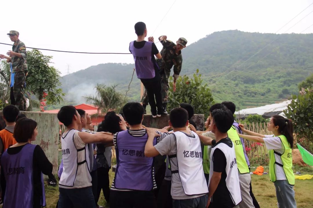 快快網(wǎng)絡(luò)團(tuán)建拓展活動(dòng)之信任背摔