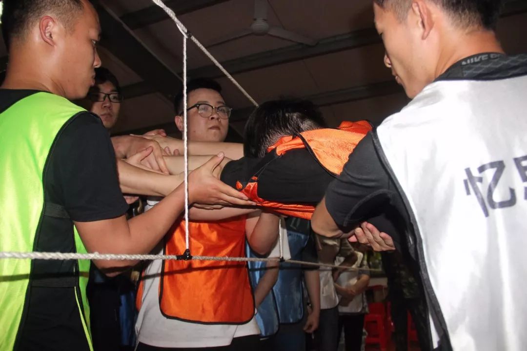 快快網(wǎng)絡(luò)團(tuán)建拓展活動(dòng)之士兵突擊 