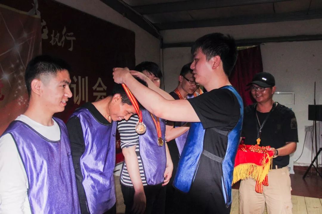 快快網(wǎng)絡(luò)團(tuán)建拓展活動(dòng)之獲勝頒獎(jiǎng) 