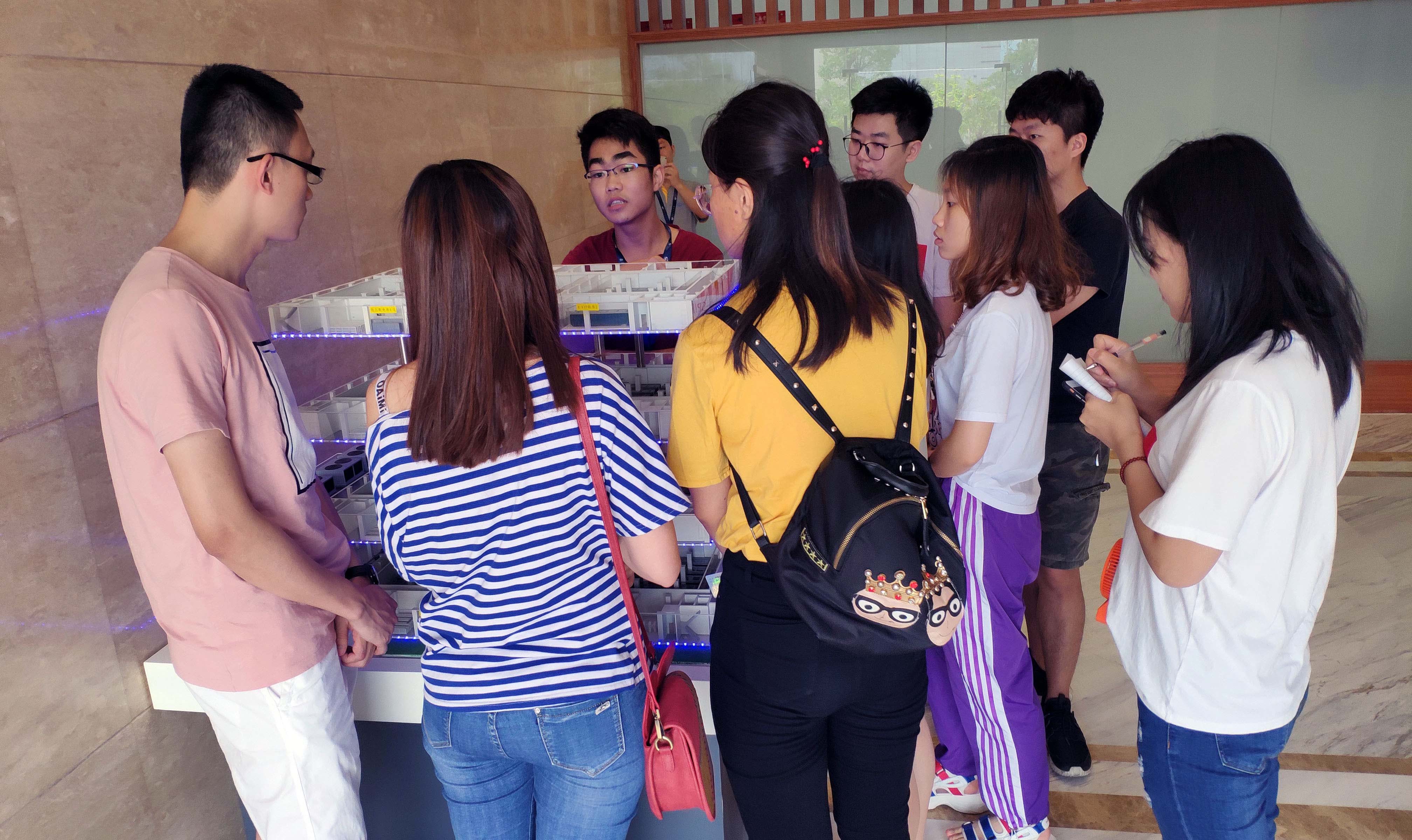 快快網(wǎng)絡(luò)銷售部人員參觀安溪機房分布結(jié)構(gòu)