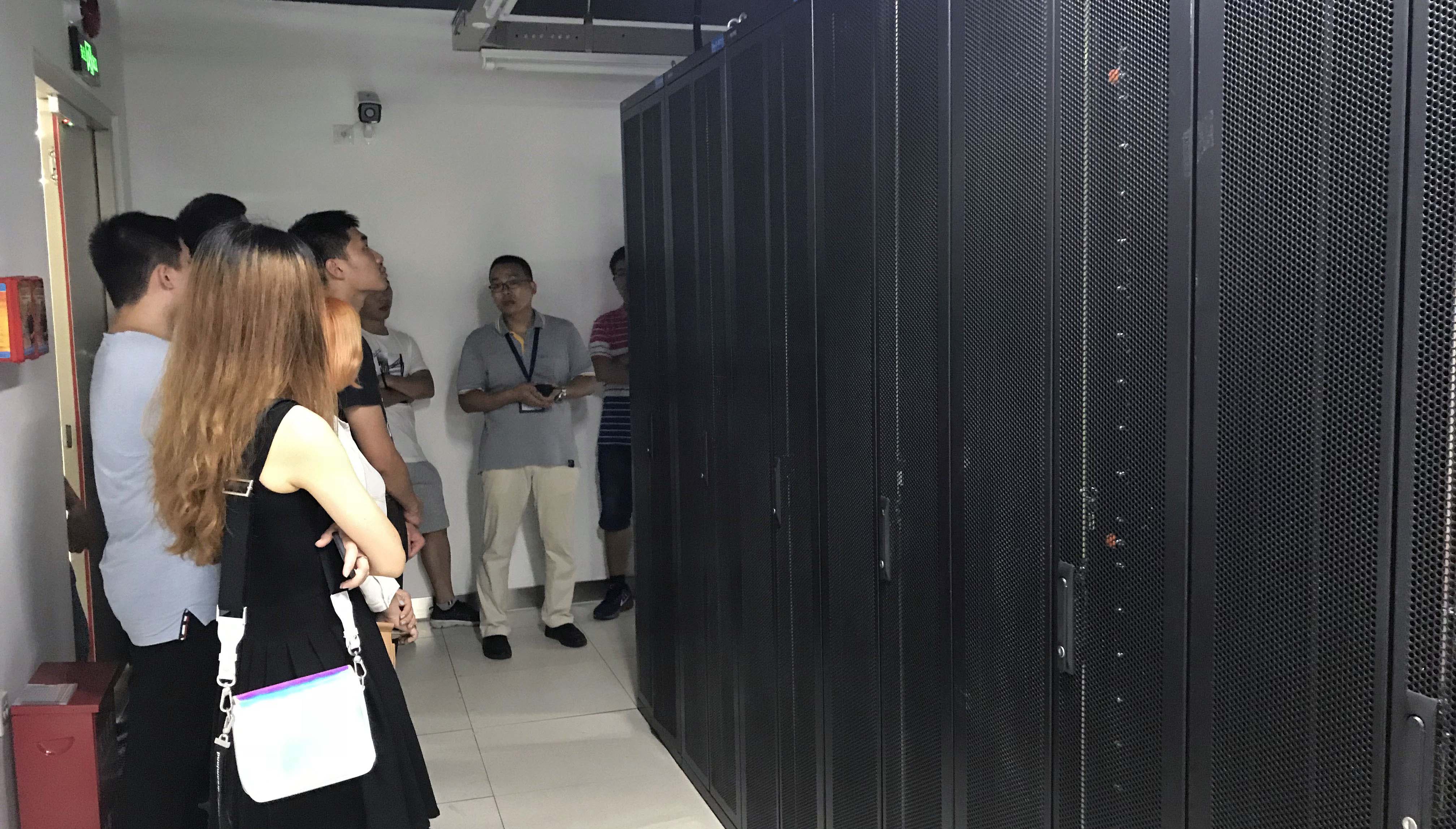 快快網(wǎng)絡(luò)銷售部人員參觀安溪機房