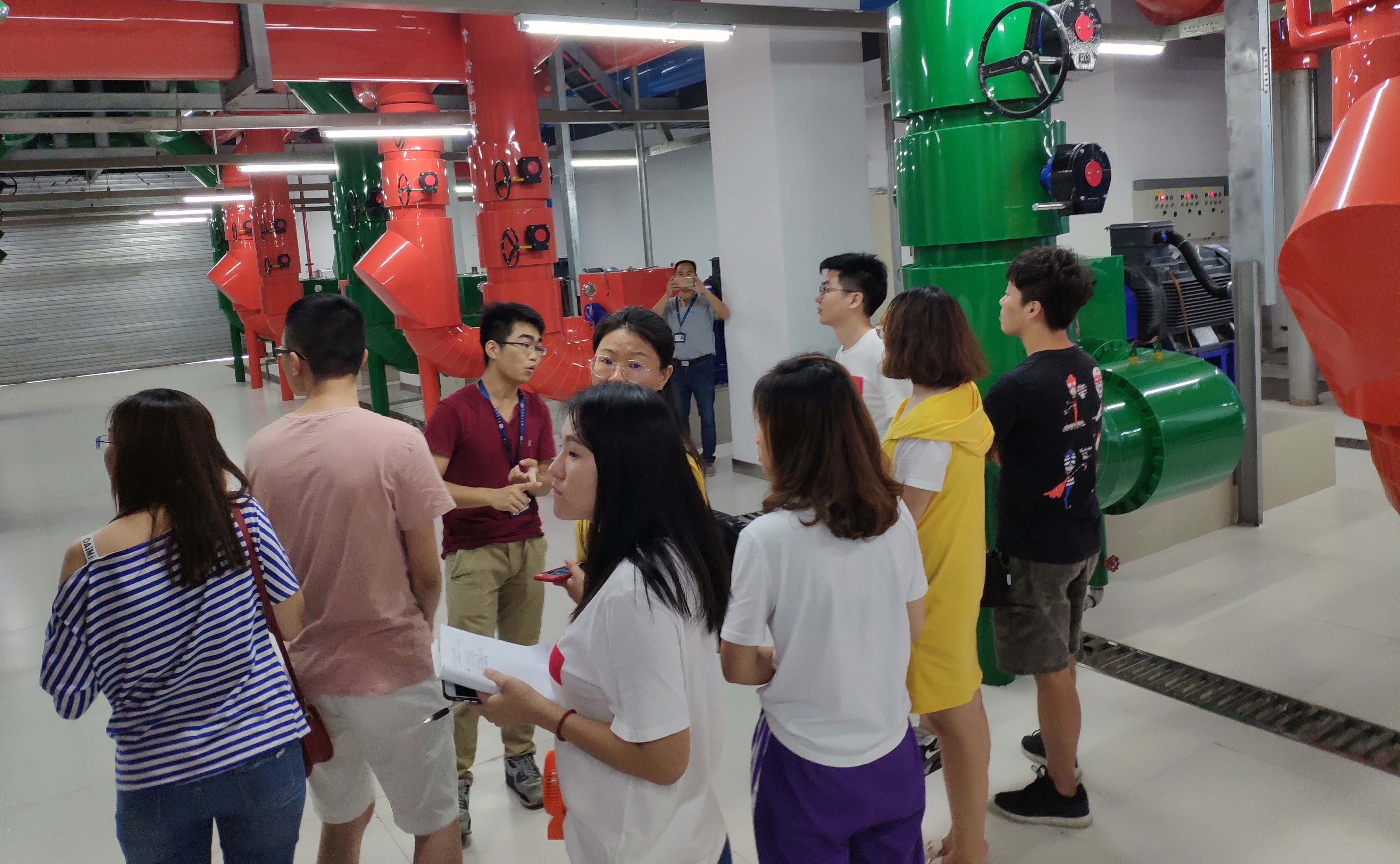 快快網(wǎng)絡(luò)銷售部人員參觀安溪機房制冷系統(tǒng)