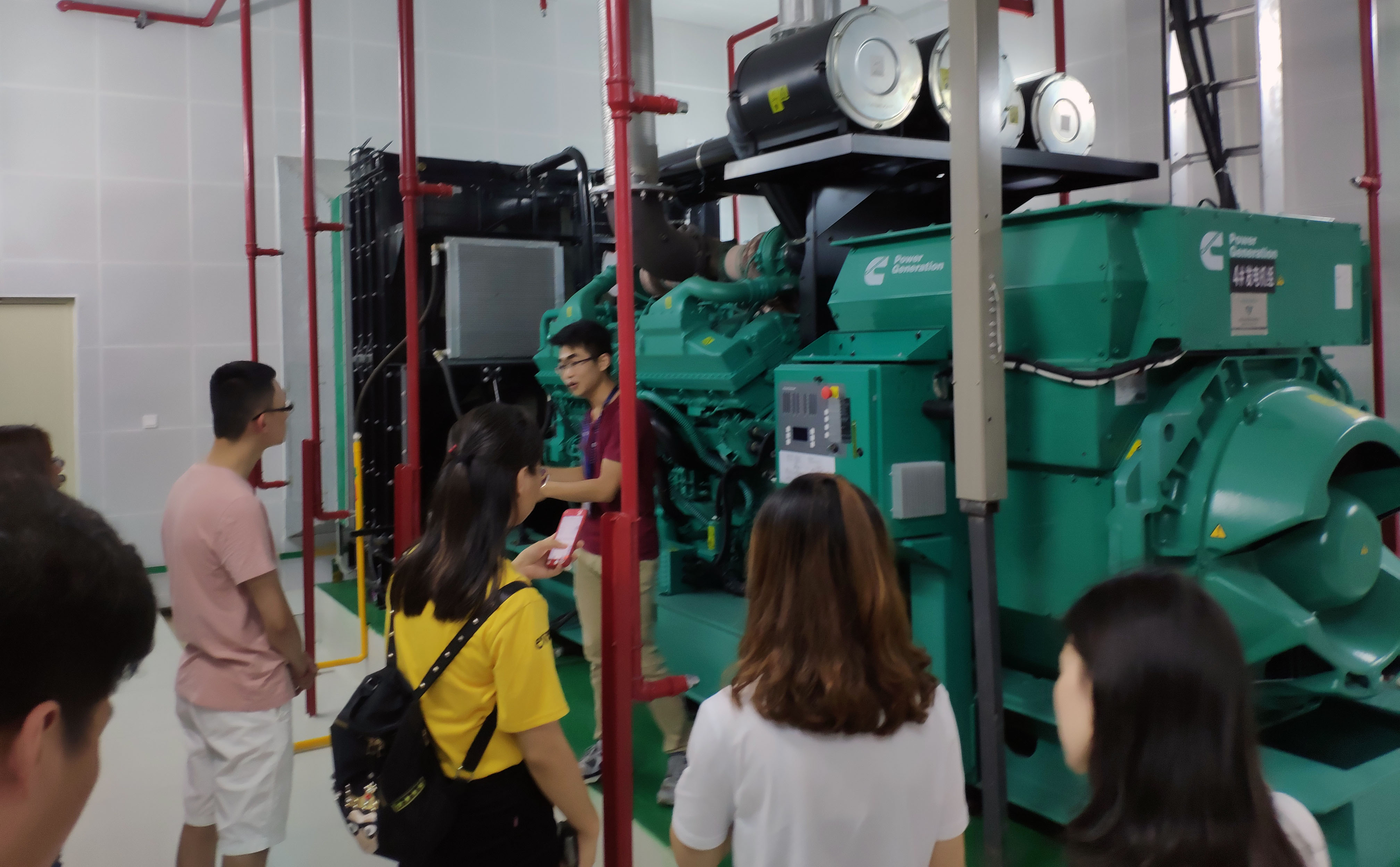 快快網(wǎng)絡(luò)銷售部人員參觀安溪機房柴油發(fā)電機